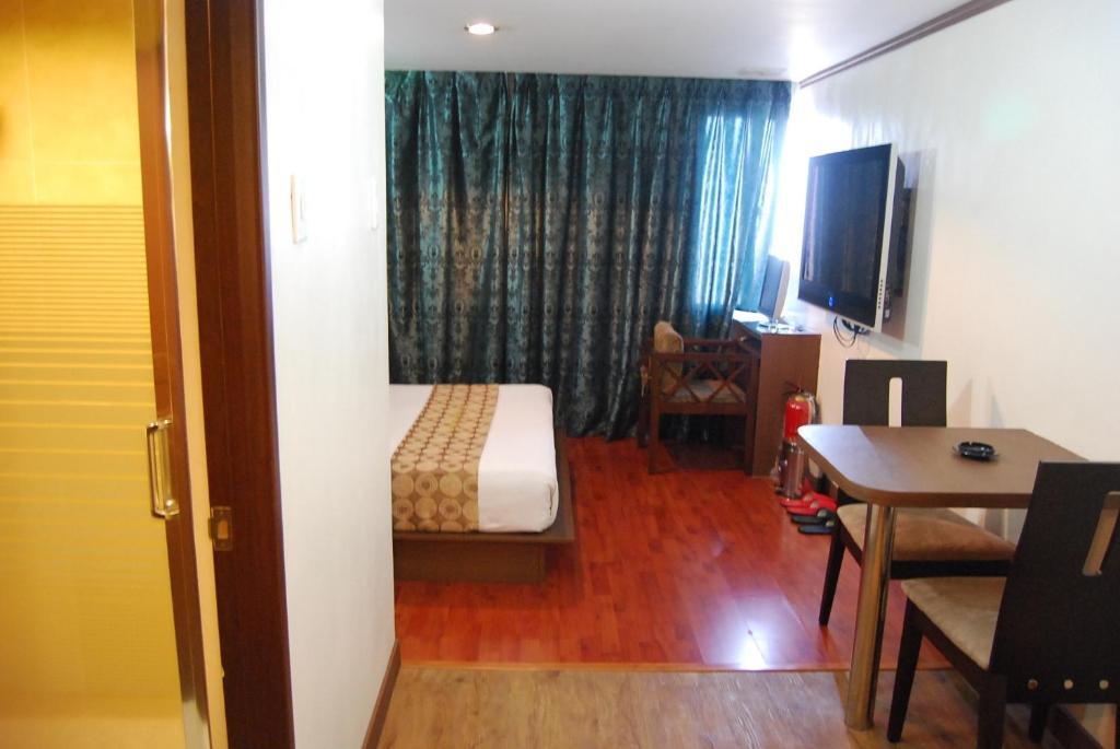 Dg Grami Hotel Paranaque City Room photo