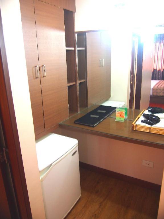 Dg Grami Hotel Paranaque City Room photo